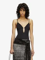 Body negro de microfibra ultrasuave, con escote profundo en V y un detalle de placa de metal Oval D a tono en el centro del escote. Presenta tirantes finos y espalda baja.