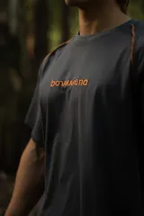 Remera gris de manga corta raglán con costuras a la vista y calce relajado.
