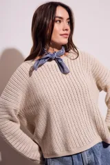 Sweater color beige de tejido de punto calado con lurex.