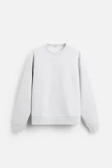 Sudadera negra de corte holgado, cuello redondo y mangas largas con puños acanalados.