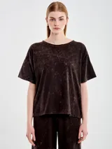 Remera marrón con efecto gastado, de manga corta y corte boxy.