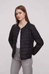 Campera acolchada negra con cierre frontal y diseño holgado.