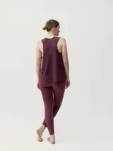 Musculosa deportiva color borgoña, con logo estampado en el pecho y espalda de malla.