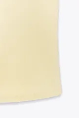 Top color crema con cuello halter y escote redondo. Espalda descubierta.