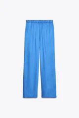 Pantalón de lyocell con rayas verticales blancas y azules, tiro medio, cintura elástica ajustable con cordones, bolsillos delanteros y pierna recta.