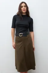 Falda midi de corte A, color verde oliva, con textura que simula gamuza.