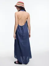 Vestido largo sin mangas confeccionado en lino, color azul, con cuello camisero y espalda descubierta con ajuste regulable.