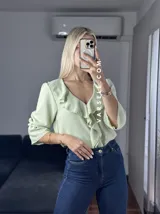 Blusa blanca de crepé de lino, con volados frontales, mangas 3/4 y estilo boho.