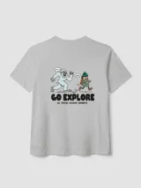 Camiseta blanca de algodón orgánico con corte oversize y estampado en la espalda de un yeti y un explorador.