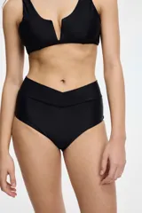 Conjunto de bikini negro con corpiño de escote en V y bombacha tiro alto con detalle en V en la cintura.