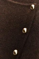 Chaqueta marrón de punto con escote en pico y cierre cruzado con botones dorados.