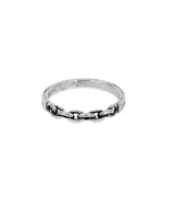 Anillo plateado con diseño de eslabones de cadena en el centro.