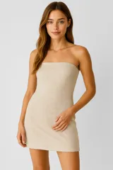 Vestido corto strapless color beige con textura brillante y corte ajustado al cuerpo.