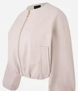 Campera bomber color beige con cuello y puños en color borgoña. Cierre frontal con cremallera y bolsillos laterales.