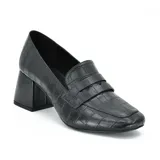 Mocasines negros con textura croco, capellada sintética, punta cuadrada y tacón bajo.