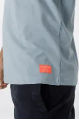 Remera celeste de manga corta con cuello redondo y estampado en el pecho con un diseño geométrico y la inscripción "Benson & Thomas Design Lab".