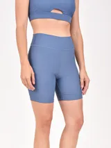 Short deportivo tipo biker de tiro alto, color terracota.