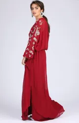 Vestido largo color rojo con estampado de flores plateadas, escote en V, mangas largas abullonadas y cintura elastizada.