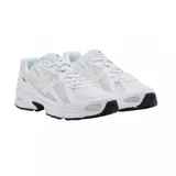 Championes New Balance modelo 740, color blanco con detalles en negro en la suela. Presentan una combinación de malla y superposiciones sintéticas, con el logo "N" en los laterales y la tecnología ABZORB en la entresuela.