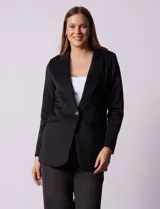 Blazer entallado negro, marca Robert Louis. Cuello con solapa y abertura central con botón. Delantera con bolsillos.