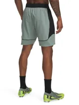Short deportivo Under Armour Challenger Pro color rojo con paneles laterales negros y ribete negro en el ruedo.