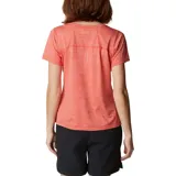 Remera deportiva Columbia color gris con estampado de líneas horizontales y logo de la marca en el pecho.