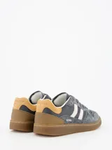 Championes deportivos Coolway modelo Goal, color azul con detalles en marrón y blanco. Confeccionados en serraje, con lengüeta de piel acolchada, cordones planos de algodón intercambiables y suela flexible de goma.