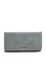 Billetera larga color gris con broche a presión. Interior tipo abanico con tres reparticiones, visor, tarjeteros, bolsillos internos y dos bolsillos con cierre. Monedero con cierre y visor atrás.