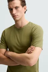 Camiseta marrón de corte slim fit, confeccionada en tejido de algodón con elasticidad, cuello redondo y manga corta.