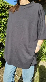 Remera negra de algodón, corte amplio, cuello redondo y mangas cortas.