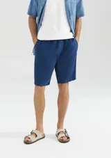 Short de baño color verde petróleo con cintura elástica.