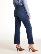 Jean elastizado azul oscuro, marca Mynt 1792, de tiro alto y corte bootcut con tajos laterales en el ruedo. Cuenta con pretina con pasadores, botón y cierre, y bolsillos delanteros y traseros.