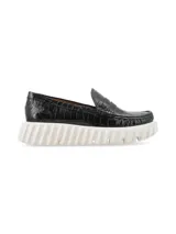 Mocasín de cuero negro con textura croco y plataforma blanca texturada.