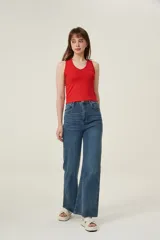 Musculosa roja de poliéster con bretel ancho, canalé, corte al cuerpo y cuello redondo.