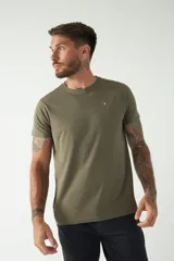 Remera básica color marrón claro, de corte regular, manga corta, cuello redondo y logo bordado en el pecho.