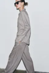 Pantalón palazzo color ladrillo, confeccionado en lino 100%, de tiro medio, cintura ajustable con cordones, bolsillos laterales ocultos y pierna ancha.
