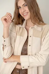 Camisa verde militar de cuero ovino italiano, hecha a mano en Uruguay. Sin forro, con broches en frente y puños, bolsillos a los costados.