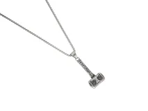 Collar con cadena de eslabones tipo caja (veneciana) de acero, con dije colgante en forma del Martillo de Thor (Mjölnir) con detalles grabados en el mango y la cabeza.