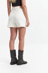 Short de jean celeste de tiro alto con corte ajustado.