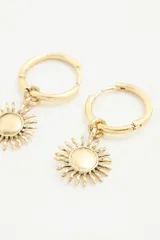 Aros dorados tipo argolla con dije colgante en forma de sol.