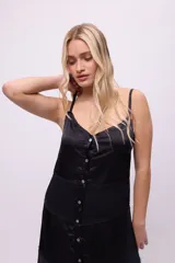 Vestido largo blanco con breteles finos, corte amplio y paneles de encaje.