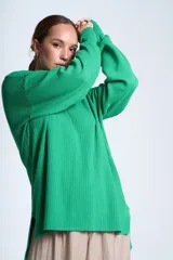 Sweater verde de tejido de punto acanalado, corte holgado y mangas largas.