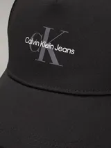 Gorra negra de sarga con forro de felpa cálida, cierre ajustable y logo de Calvin Klein en la parte delantera.