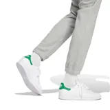 Pantalón de jogging Adidas Trefoil Essentials French Terry, color gris con logo bordado en negro.