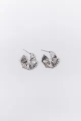 Par de aros plateados con forma de sol y textura acanalada.