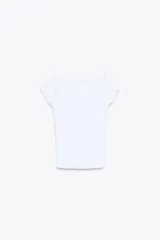 Camiseta rosa de rib con cuello barco y mangas cortas.