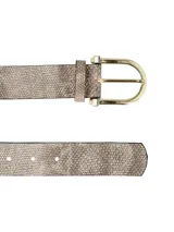 Cinturón color gris topo de cuero liso con hebilla metálica dorada en forma de U.