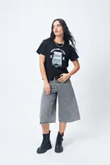 Remera negra de algodón con estampado blanco de un edificio de estilo oriental y texto en inglés y japonés.