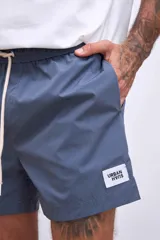 Short de baño azul petróleo con cintura elástica ajustable con cordón.