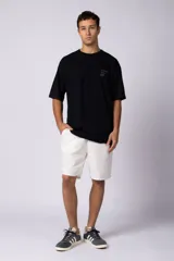 Bermudas color beige de lino, con cintura elástica y bolsillos laterales.